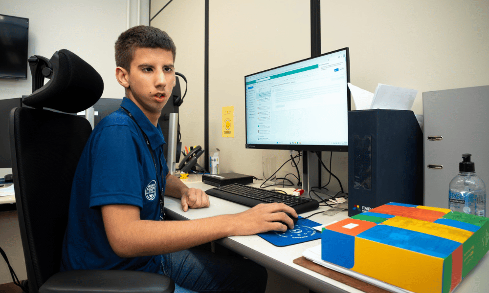Itaipu integra jovem neurodivergente ao Programa de Iniciação ao Trabalho