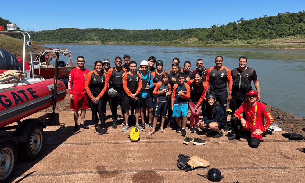 Bombeiros da Itaipu dão curso de sobrevivência a integrantes do Projeto Meninos do Lago