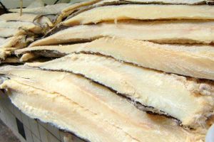 Bacalhau fica até 110% mais caro em Foz, enquanto tilápia tem queda de quase 45%, aponta pesquisa da UNILA