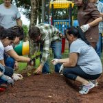 Oficinas de hortas coletivas transformam comunidades