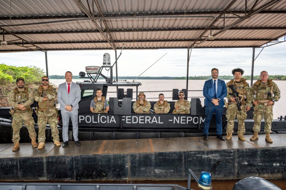 Autoridades da PF com a equipe do Nepom de Foz (Foto: William Brisida/Itaipu Binacional)