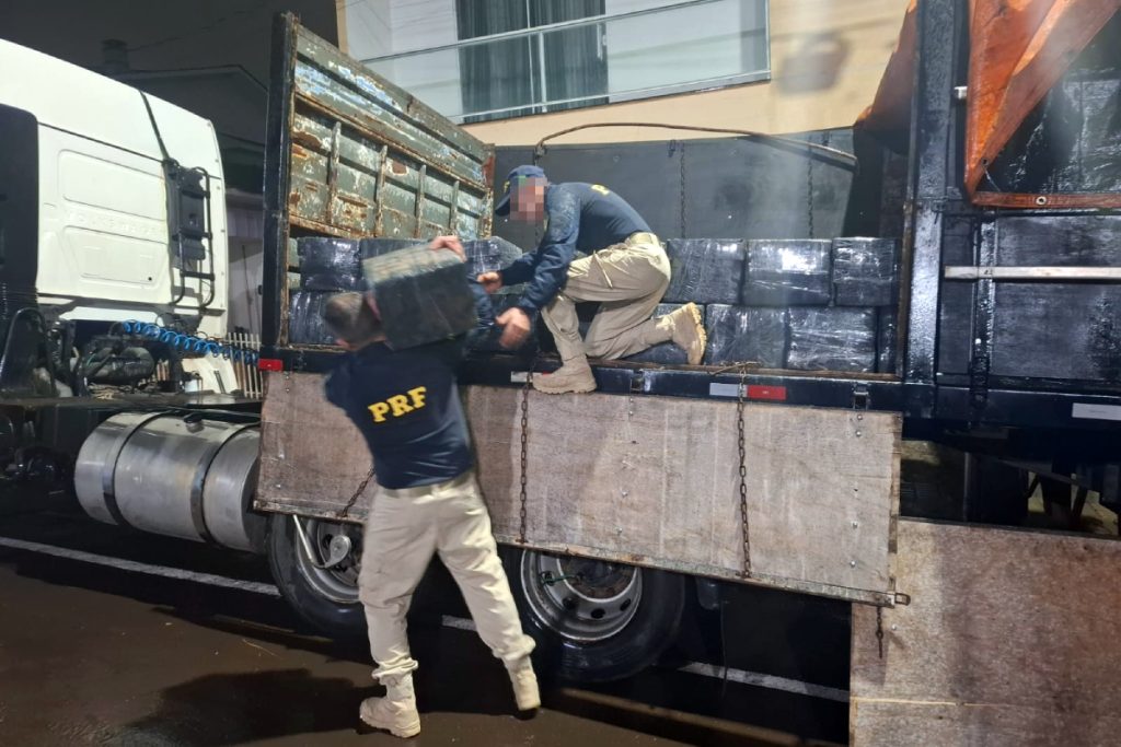 Mega apreensão no PR: PRF recolhe 2,7 toneladas de maconha