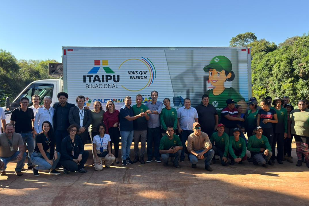 Itaipu entrega caminhão para associação de catadores em Marechal Cândido Rondon