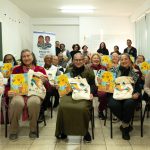 Alunos da melhor idade recebem materiais didáticos para fortalecer alfabetização