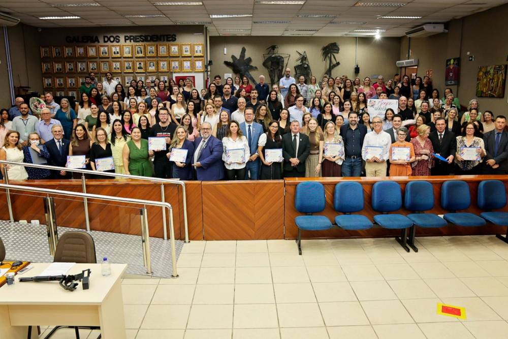 Câmara homenageia profissionais com o Prêmio Destaque da Educação