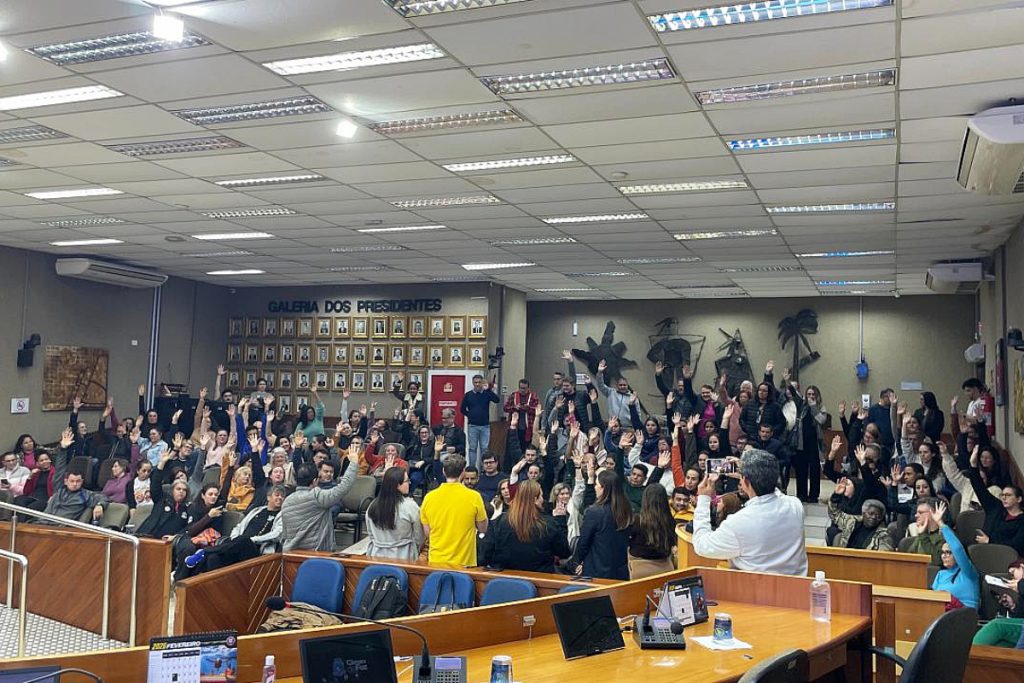 Servidores de Foz do Iguaçu rejeitam proposta de reposição anual