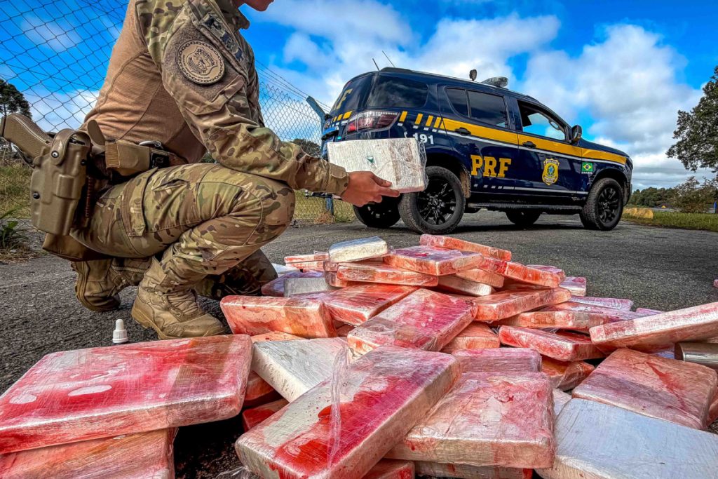 Dia Internacional de Combate ao Tráfico: PRF apreende quase 100 kg de cocaína com escondidos em carreta no Paraná