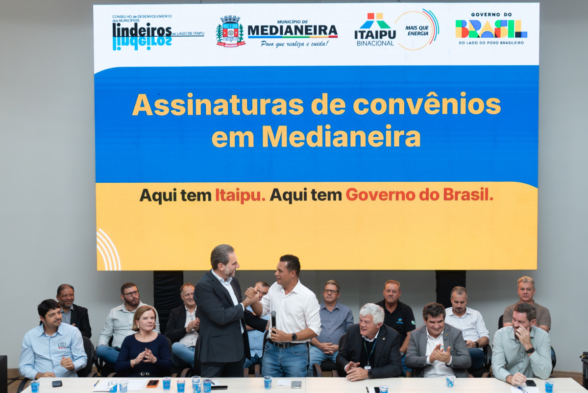 Diretor-geral brasileiro da Itaipu, Enio Verri e o prefeito de Medianeira, Antônio França Benjamim.