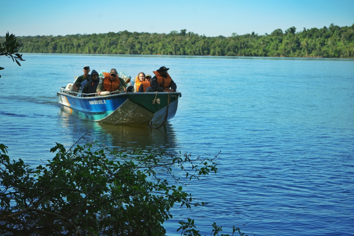 Equipe realiza deslocamento até os pontos de coleta de resíduos no Parque Nacional do Iguaçu.