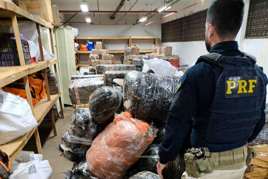 PRF recupera veículo roubado carregado com drogas e prende traficante após buscas na BR-277, em Céu Azul (PR)