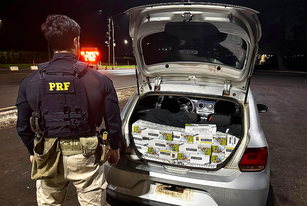 Veículo utilizado no transporte de cigarros contrabandeados na BR-277, em Santa Terezinha de Itaipu (PR).