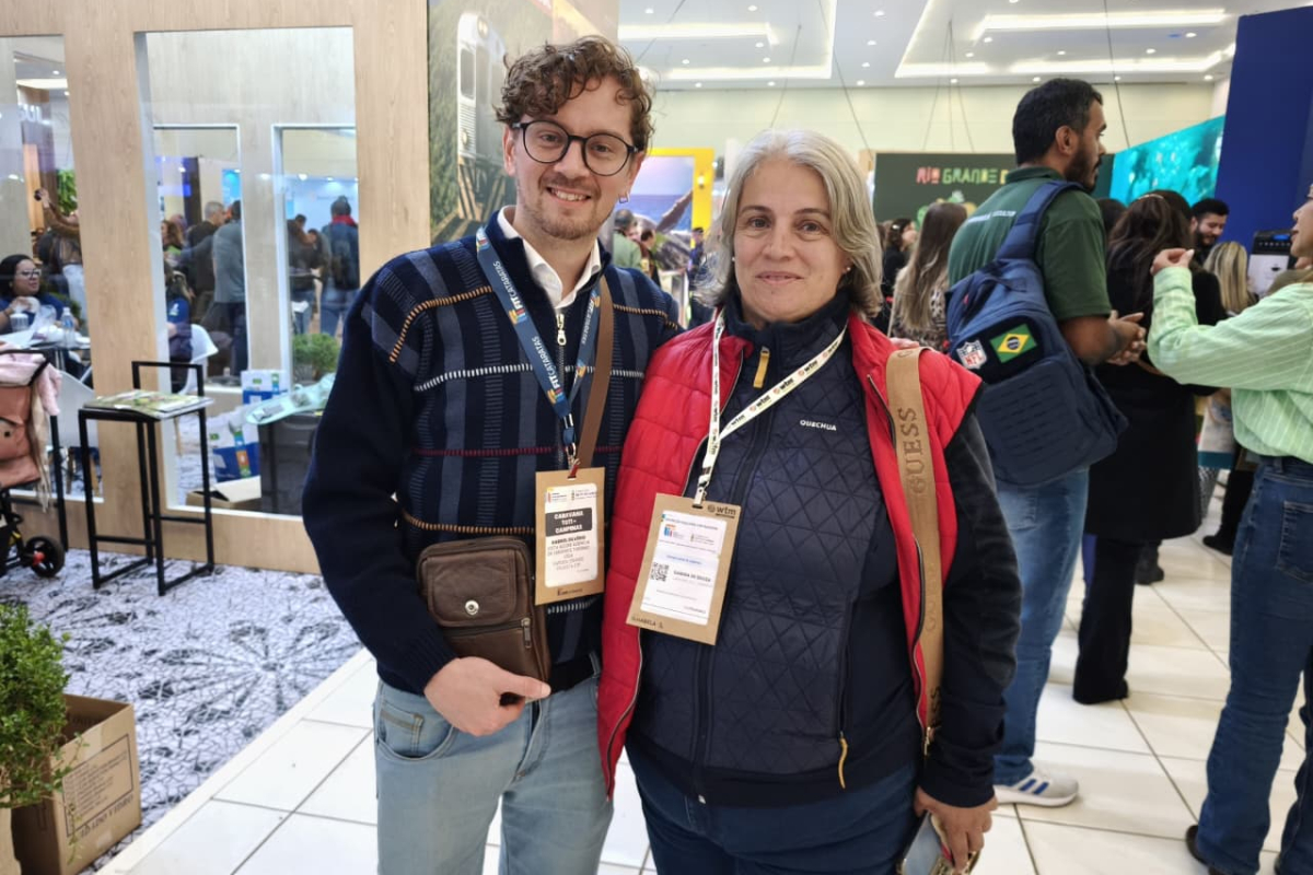 Sandra Cristina Souza, profissional do setor de turismo de Taboão da Serra (SP), com o colega de caravana Gabriel Silvério. Foto: Douglas Guimarães