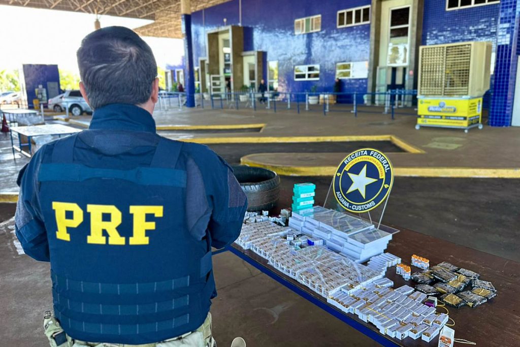 PRF apreende mercadorias contrabandeadas ocultas em micro-ônibus paraguaio na BR-277, em Foz do Iguaçu (PR)