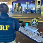 PRF apreende mercadorias contrabandeadas ocultas em micro-ônibus paraguaio na BR-277, em Foz do Iguaçu (PR)