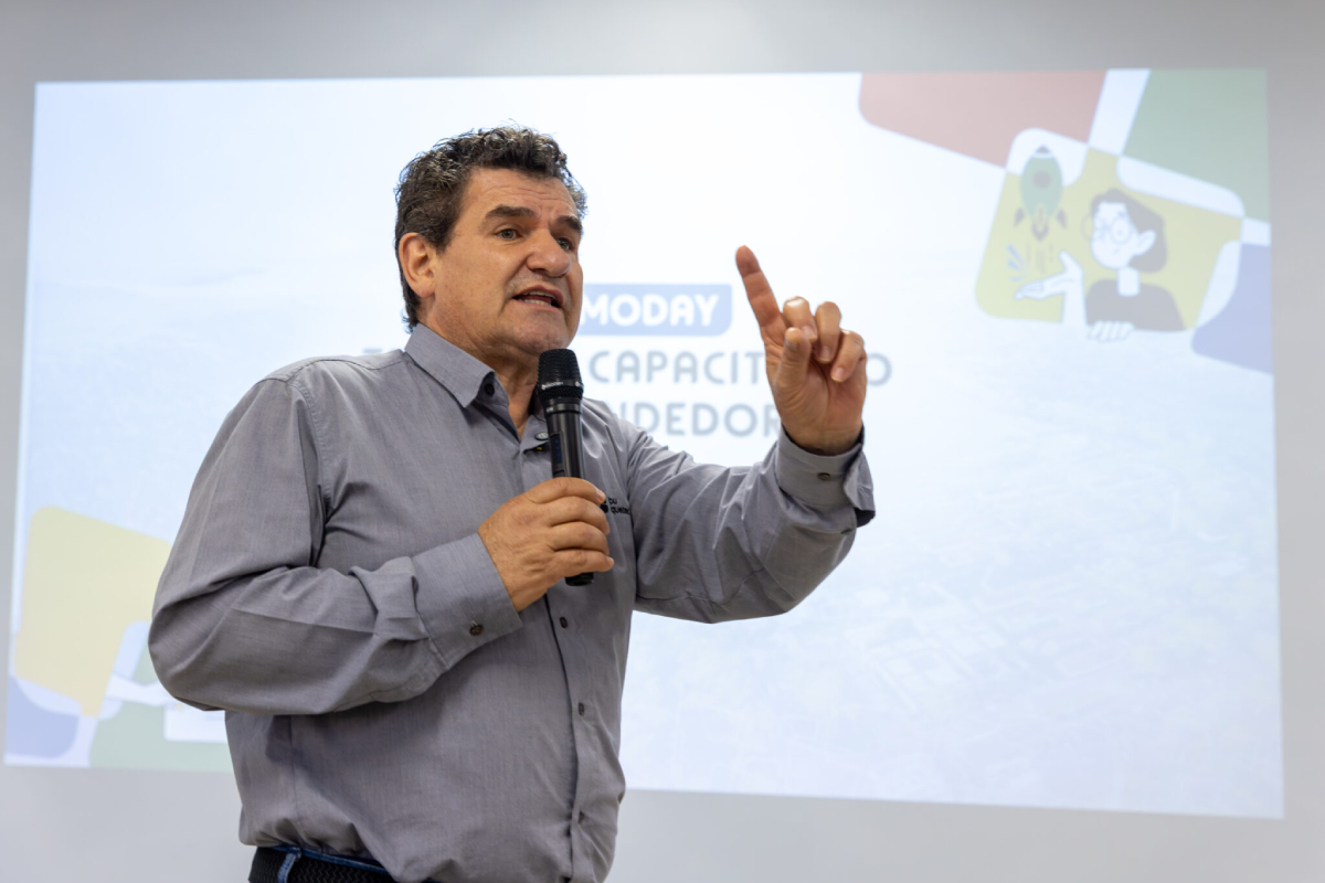 Em fala, o diretor superintendente do Itaipu Parquetec, Irineu Colombo. Foto: Kiko Sierich/Itaipu Parquetec.