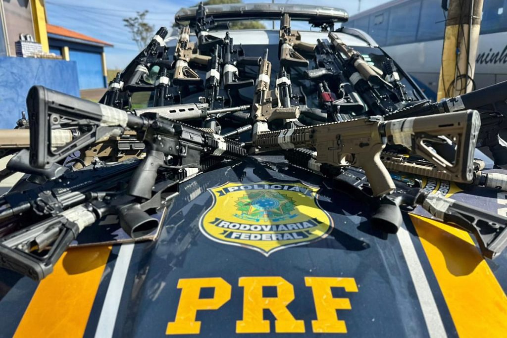 Maior da história: PRF apreende 26 fuzis no Paraná