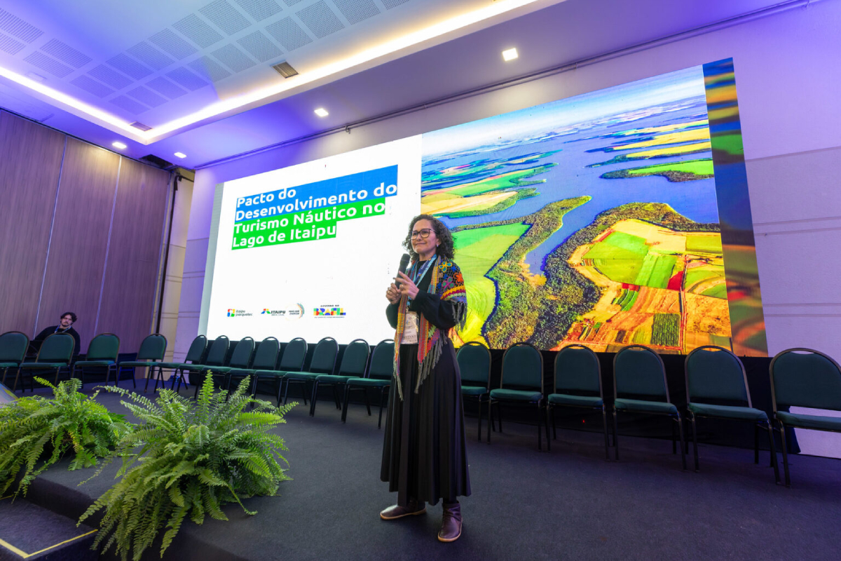 Silvana Gomes, gerente da área de Turismo Sustentável, apresentou as ações de fortalecimento do turismo náutico na região. Foto: Kiko Sierich/Itaipu Parquetec.