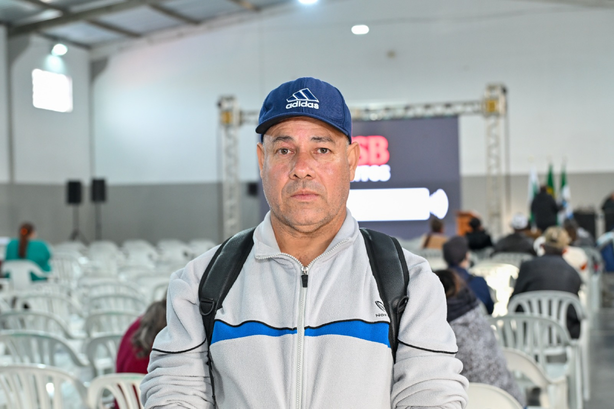 José Airton Saraiva, aposentado por invalidez, mora sozinho em uma casa no bairro Santa Terezinha.