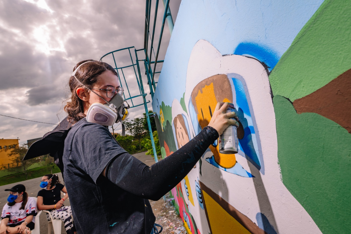 Oficinas são ministradas por grafiteiros profissionais.