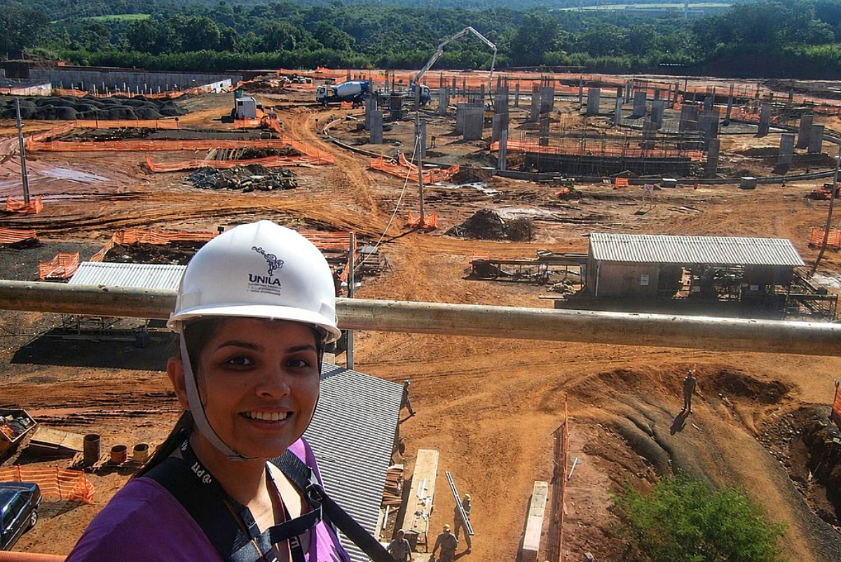 Juliana Daiany, engenheira civil da UNILA, na primeira fase das obras do Campus Arandu. Foto: Arquivo pessoal.
