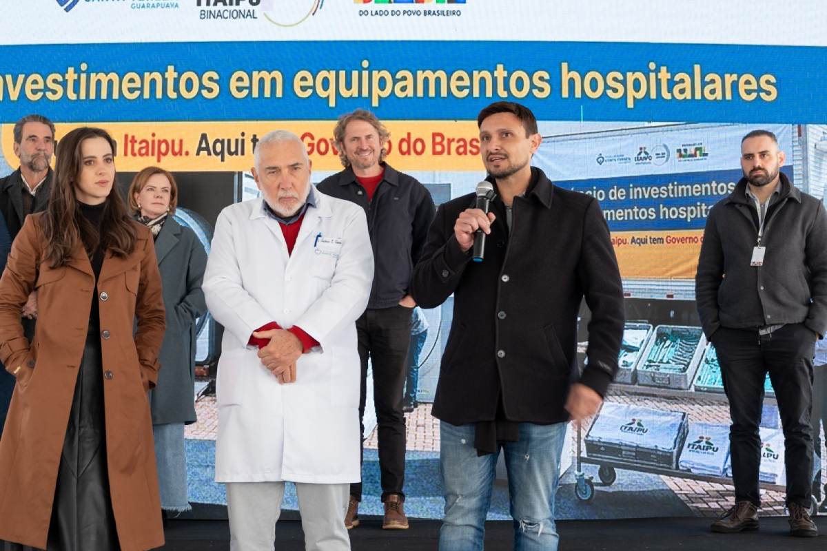 André Osmar Kloster Oliveira (de preto), provedor do Novo Hospital Santa Tereza.