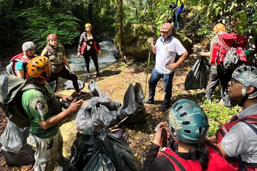 Foto registra constantes movimentos de voluntários de todas as idades na limpeza de áreas diversas em Foz do Iguaçu.