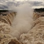 Cataratas do Iguaçu atingiram a vazão de 10 milhões de litros nesta quinta-feira
