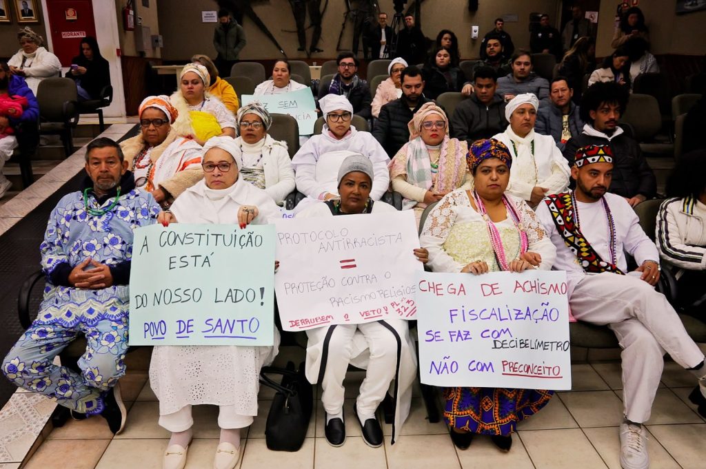 Câmara derruba veto a projeto que garante protocolo antiracista e de combate à intolerância religiosa