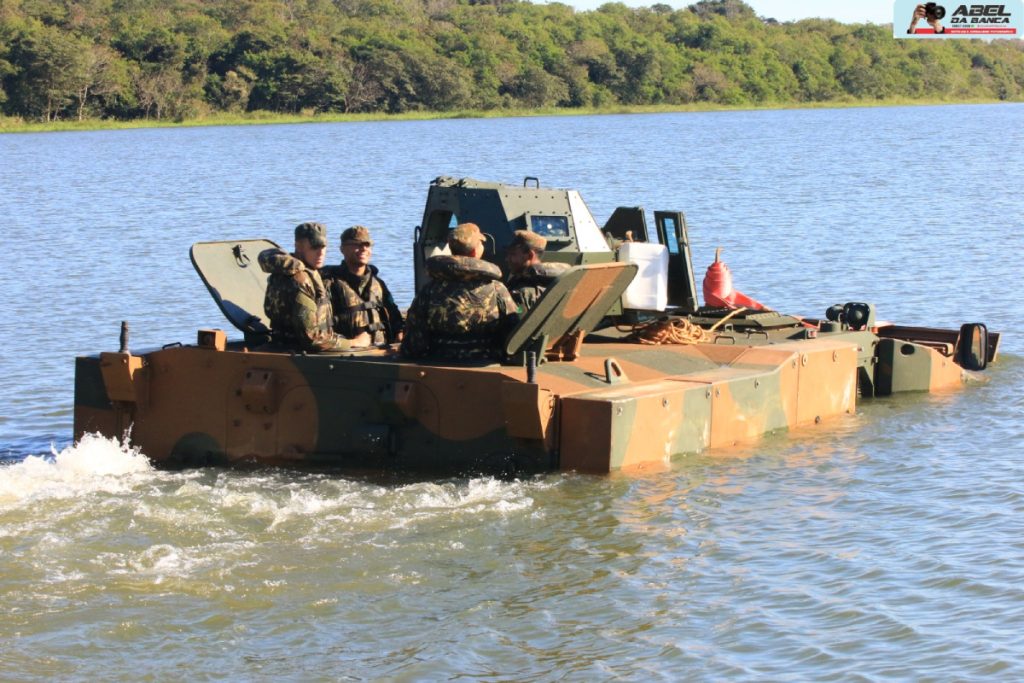 Guerreiros das Águas: 34º BI Mec Realiza Treinamento de Navegação Anfíbia com o Blindado Guarani 6×6