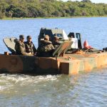 Guerreiros das Águas: 34º BI Mec Realiza Treinamento de Navegação Anfíbia com o Blindado Guarani 6×6