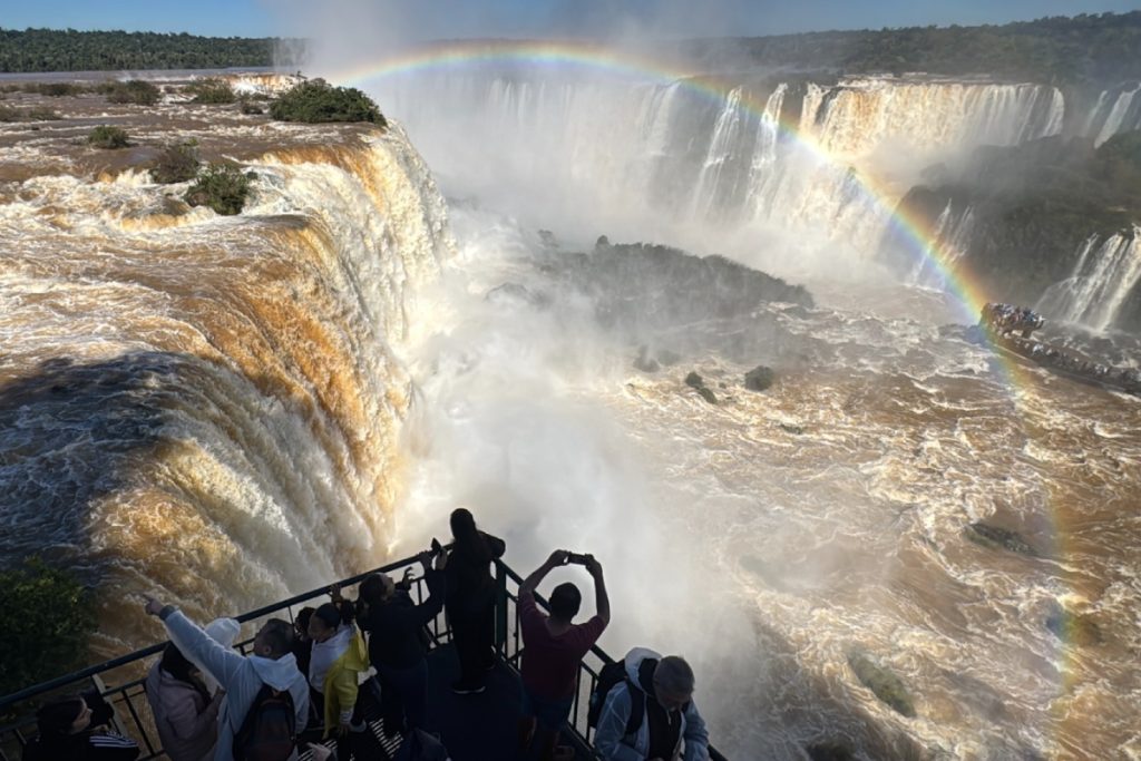 Vazão das Cataratas do Iguaçu atinge 4,9 milhões de litros