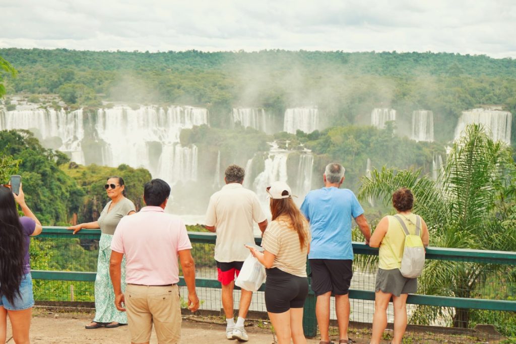 Brasileiros 60+ viajam 52% mais e mudam a forma de celebrar o Dia dos Avós