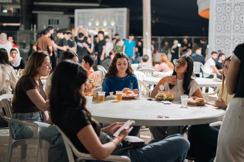 Juventude, diálogo e solidariedade se reúnem na Mesquita de Foz no evento “Sunset Burger”