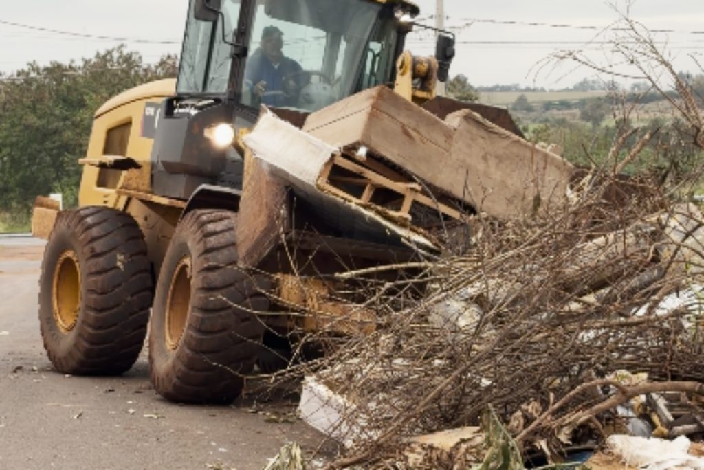 Equipes da Secretaria de Meio Ambiente realizam mutirão de limpeza e zeladoria na área industrial