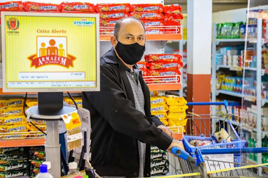 O produtor de eventos Sérgio Doniseti Wilha fazendo compras no Armazém da Família da CIC - Curitiba, 10/07/2020 - Foto: Daniel Castellano / SMCS