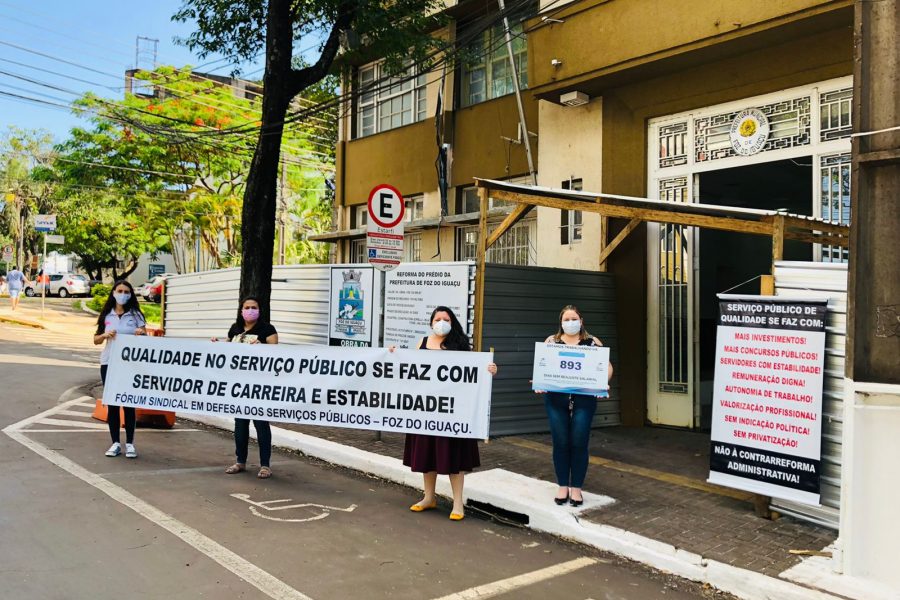 Diretores do SINPREFI fazem ato público em frente à prefeitura de Foz para cobrar atrasados. (Foto Assessoria)