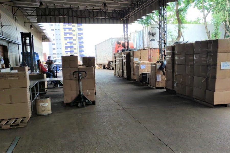 Mercadorias sendo retiradas na RF. Bazar terá centenas de itens a preços acessíveis Foto Divulgação